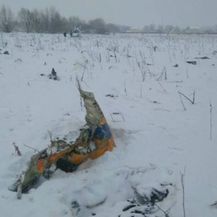 Dio aviona koji se srušio u Rusiji (Screenshot: Reuters)