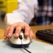 Dijete koristi računalo (Foto: Guliver/Thinkstock)