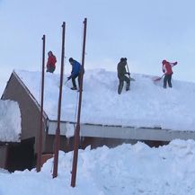 Vatrogasci pokušavaju spasiti krov doma zdravlja u Ravnoj Gori (Foto: Dnevnik.hr) - 3