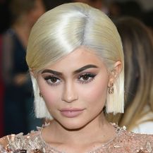 Kylie Jenner ledeno plavu boju