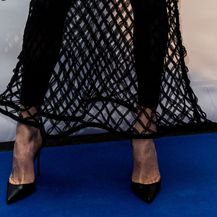 Mrežastu 'golu' haljinu Charlize Theron kombinirala je uz vrtoglave štikle