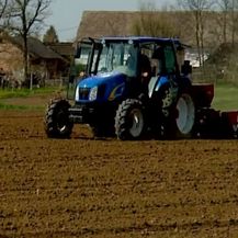 Traktor na polju (Foto: Dnevnik.hr) - 2