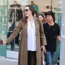 Angelina Jolie u šopingu s 15-godišnjim sinom Paxom u aveniji Melrose - 5