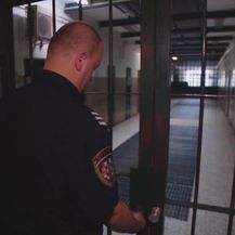 Policajac zaključava ćeliju