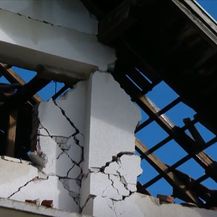 Uništen krov kuće nakon potresa u Banovini