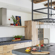 Kuhinje u kombinaciji sive boje i drva - 4