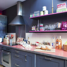 Pariški stan s genijalnom kuhinjom s ružičastim policama - 3