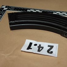 Ilegalnim oružjem izrešetao prometni znak - 1