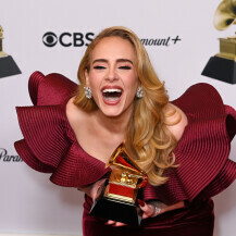 Adele na dodjeli glazbene nagrade Grammy 2023. u haljini modnog giganta Luisa Vuittona