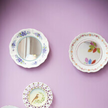 Dekorativni keramički tanjuri na zidu u kuhinji - 3