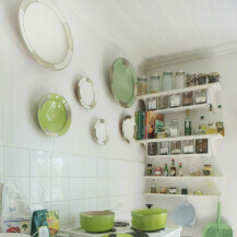 Dekorativni keramički tanjuri na zidu u kuhinji - 5