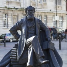 Skulptura Charlesa Dickensa u Portsmouthu, njegovom rodnom gradu