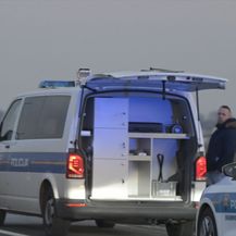 Automobil naletio na policiju - 2