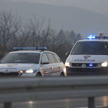 Automobil naletio na policiju - 5