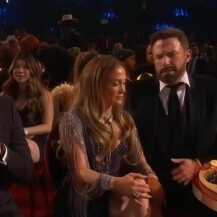 Jennifer Lopez i Ben Affleck na Grammyjima 2023. godine - 2