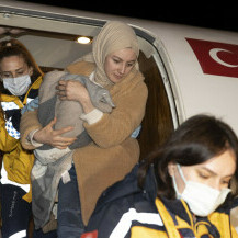 Šesnaest beba iz potresom razrušenog turskog grada Kahramanmarasa zrakoplovom je prebačeno u Ankaru - 1