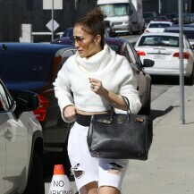 Jennifer Lopez nosi trenirku s poderanim detaljima