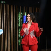 Nina Badrić u crvenom odijelu
