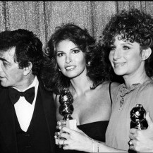 Peter Falk, Raquel Welch i Barbra Streisand na dodjeli nagrada Golden Globes 1977. godine