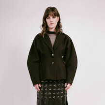 Katie Holmes nosi kožnatu suknju njujorške dizajnerice Kate Hundley