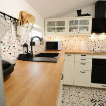 Iva Stipčević Pantalon iz Zadra u svom stanu uredila je bež kuhinju s terrazzo pločicama i crnim sudoperom - 2