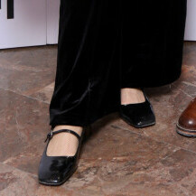 Vjekoslava Huljić nosi crne lakirane cipele i mrežaste čarape boje kože