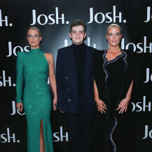 Amelia i Eliza Spencer s dizajnerom Joshom Birchom Jonesom na Tjednu mode u Londonu
