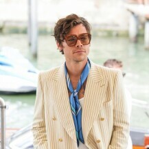 Harry Styles u kombinaciji brenda Gucci na Filmskom festivalu u Veneciji 2022.