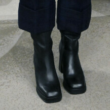 Sanja Musić Milanović nosi crne čizme s debelom petom