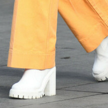 Borna Kotromanić nosi bijele čizme s debljim đonom i blok petom