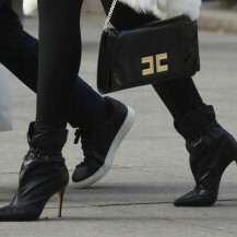 Zagrebačka street stylerica nosi torbu brenda Elisabetta Franchi i gležnjače brenda Marc Ellis