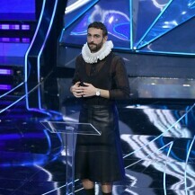 Marco Mengoni u Fendijevoj suknji na Sanremu 2024.