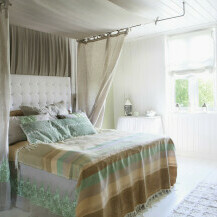 Spavaća soba uređena u umirujućim svijetlim nijansama osvaja decentnom elegancijom