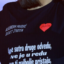 Aleksandra Prijović u majici sa stihovima pjesme 'Devet života' i srcem u kojem piše 'Zagreb'