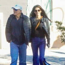 Amal Clooney prošetala je Brignolesom sa suprugom Georgeom u ležernoj kombinaciji