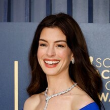Anne Hathaway na dodjeli SAG Awards 2024. nosila je nebeski plavu