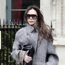 Victoria Beckham nosi torbu s metalnim remenom iz vlastite kolekcije