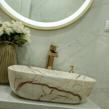 Elegantni umivaonik mramornog uzorka glavna je zvijezda preuređene kupaonice