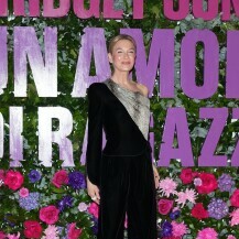 Renee Zellweger u baršunastim hlačama i topu Armani Privea