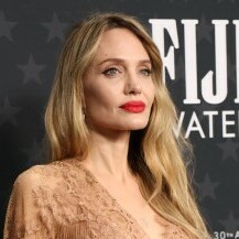 Angelina Jolie na dodjeli nagrada Critics' Choice u haljini Elie Saab