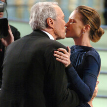 Hilary Swank i Clint Eastwood na Oscarima 2005. godine