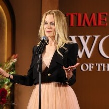 Nicole Kidman haljinu je sparila s crnim kratkim sakoom