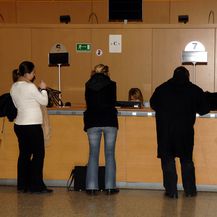 Hrvatski građani sve bi manje vremena trebali provoditi na šalterima (Foto: Pixsell)