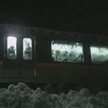 Vlak zapeo u snijegu u Japanu (Screenshot APTN)