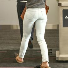 Katie Holmes u bijelim hlačama na kojima se ocrtava donje rublje - 1