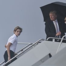 Donald Trump odlučio je kako kišobran neće podijeliti sa suprugom i sinom (Foto: AFP)