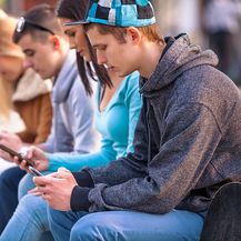Tinejdžeri na mobitelu (Ilustracija: Gulliver/Thinkstock)