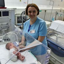 Opća bolnica Virovitica je među prvima u Hrvatskoj koja bebama nudi hobotnicu za smirenje i utjehu - 2