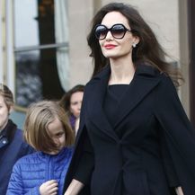 Angelina Jolie sa svoje šestero djece posjetila je muzej Louvre u Parizu - 3