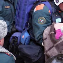 Dječak je izvučen iz ruševina nakon 35 sati (Foto: AFP) - 1